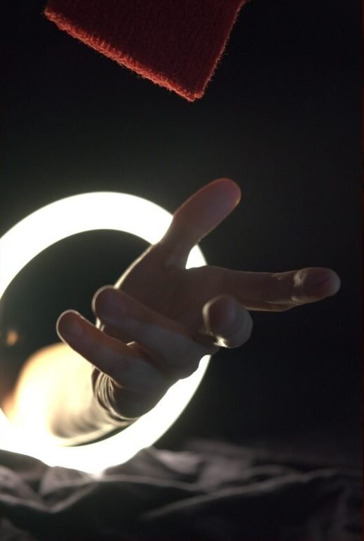 Poster voor Quality Productions show 'Relinquish' over menselijke relaties