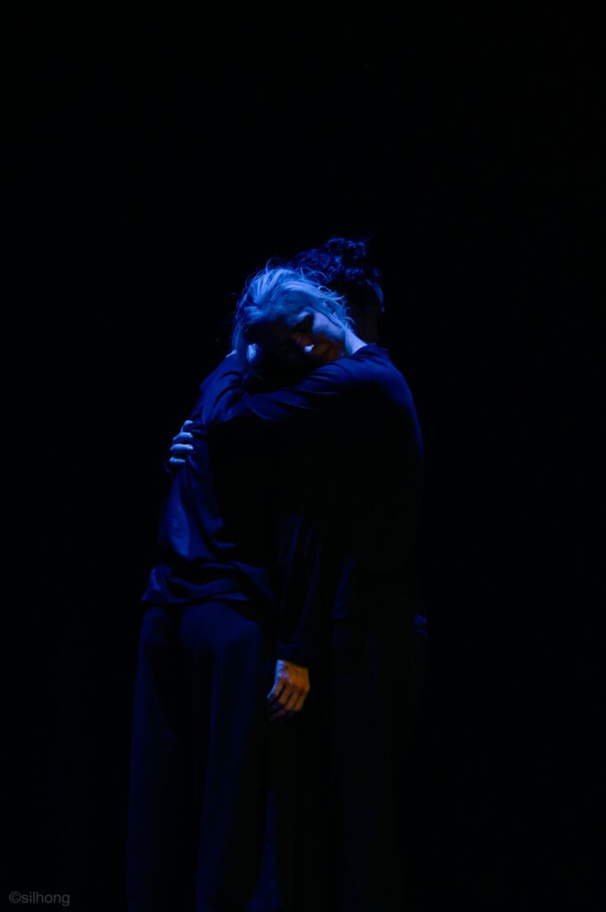 Confusion Dance Theatre voorstelling To Relinquish Korzo Theater. Performer Cody Lauren Schuitemaker en Mandy Smits